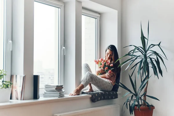 Beautiful Young Woman Cozy Pajamas Enjoying Her Bouquet Tulips While — Stock Photo, Image