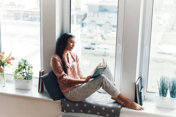 Ontspannen Jonge Vrouw Gezellige Pyjama Het Lezen Van Een Boek — Stockfoto