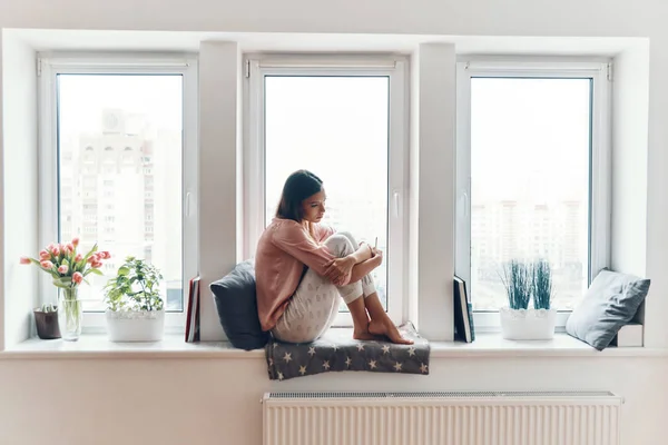 Evdeki Pencere Eşiğinde Dinlenirken Bir Şeyler Düşünen Rahat Pijamalı Çekici — Stok fotoğraf