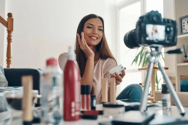 Schöne Junge Frau Trägt Lipgloss Auf Und Lächelt Während Sie — Stockfoto