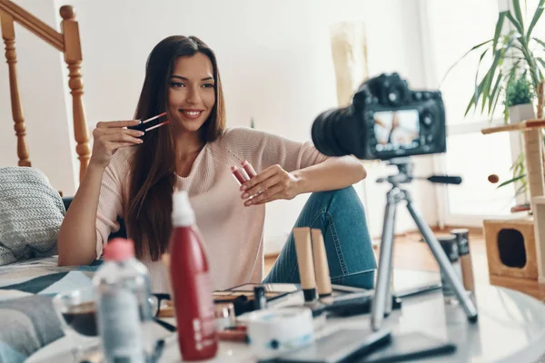 Ohromující Mladá Žena Nanášení Lesk Rty Usmívání Při Vytváření Videa — Stock fotografie