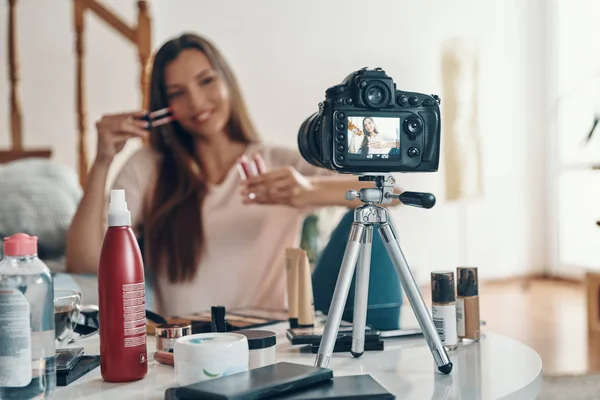 Csinos Fiatal Alkalmazó Szájfény Mosolygós Miközben Szociális Média Videó — Stock Fotó