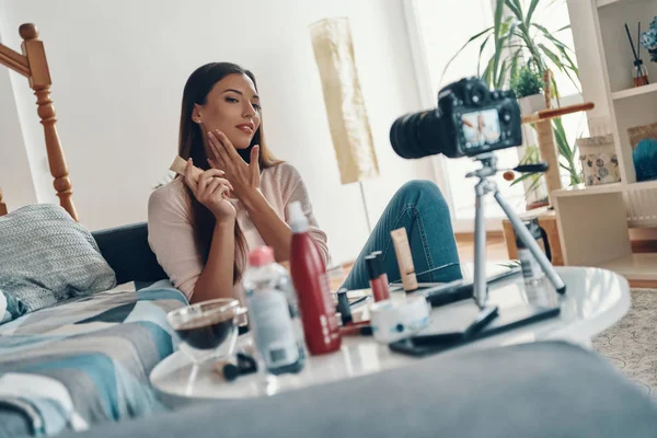 Schöne Junge Frau Die Schönheitsprodukt Anwendet Und Lächelt Während Sie — Stockfoto