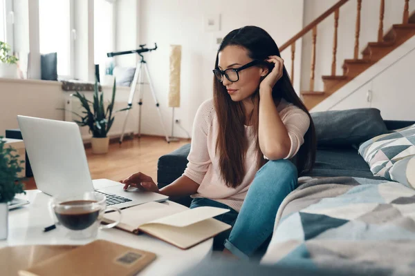 Busy Young Woman Casual Clothing Using Laptop Smiling While Resting — Stock Photo, Image