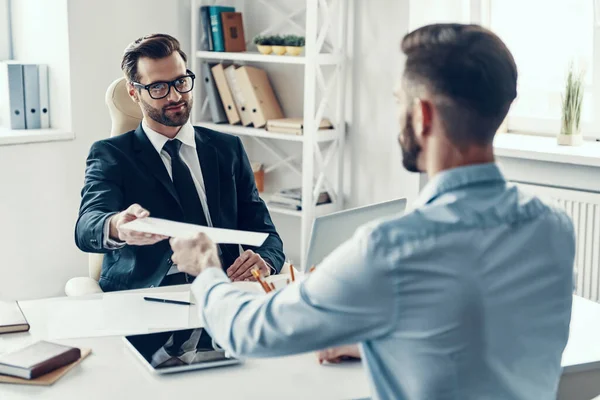 Twee Gelukkige Jonge Mannen Formele Kleding Communiceren Samen Terwijl Kantoor — Stockfoto