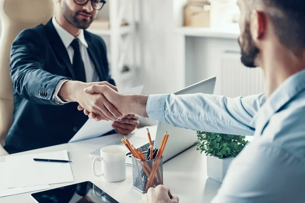 Närbild Två Unga Män Formella Slitage Skakar Hand När Sitter — Stockfoto