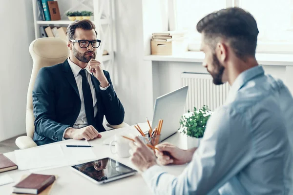 Twee Zelfverzekerde Jonge Mannen Formele Kleding Communiceren Samen Terwijl Kantoor — Stockfoto