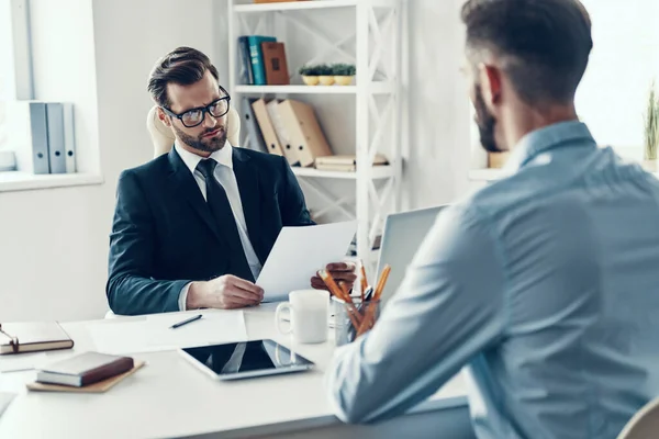 Zwei Selbstbewusste Junge Männer Formeller Kleidung Kommunizieren Miteinander Während Sie — Stockfoto