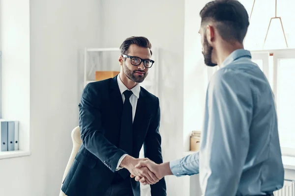 Dos Jóvenes Guapos Ropa Formal Estrechando Las Manos Mientras Están — Foto de Stock