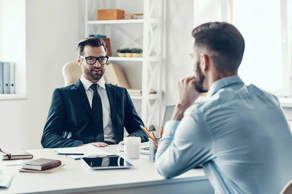 Twee Jonge Mannen Formele Kleding Communiceren Samen Terwijl Kantoor Zitten — Stockfoto