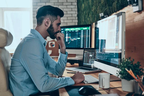 Resmi Görevdeki Düşünceli Genç Adam Ofiste Otururken Bilgisayar Kullanarak Çalışıyor — Stok fotoğraf