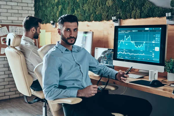 Beau Jeune Homme Chemise Regardant Caméra Tout Travaillant Dans Bureau — Photo