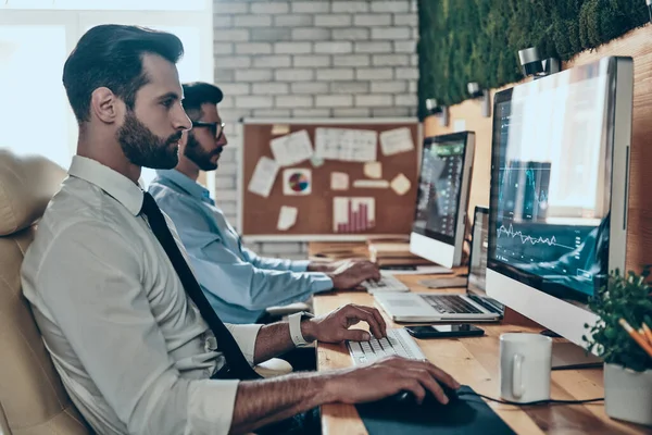 Twee Drukke Jonge Moderne Mannen Formele Kleding Werken Met Computers — Stockfoto