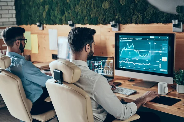 Zwei Konzentrierte Junge Männer Formaler Kleidung Arbeiten Büro Mit Computern — Stockfoto