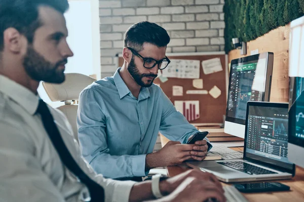 Twee Knappe Jonge Moderne Mannen Formele Kleding Werken Met Computers — Stockfoto