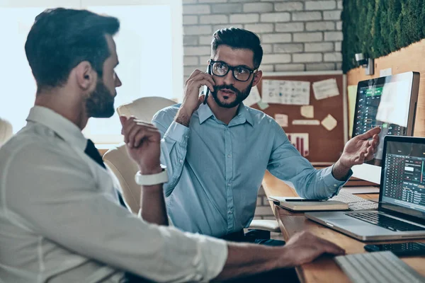 Zwei Geschäftige Junge Moderne Männer Formeller Kleidung Arbeiten Büro Mit — Stockfoto