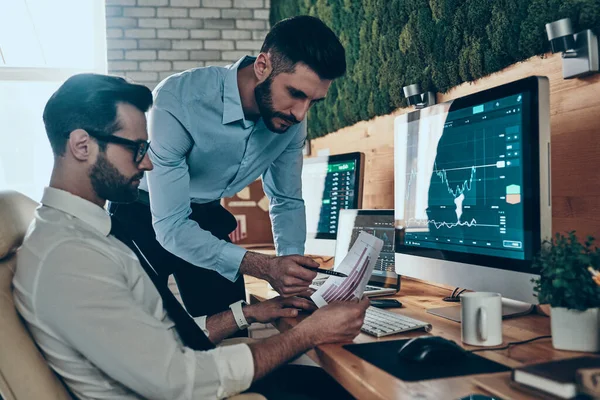 Dois Jovens Homens Modernos Bem Parecidos Desgaste Formal Analisando Dados — Fotografia de Stock