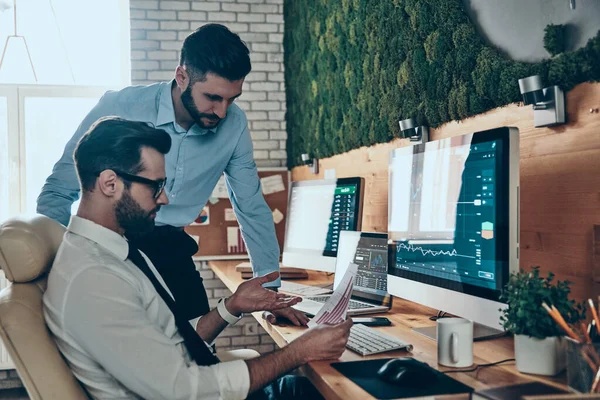 Zwei Gut Aussehende Junge Moderne Männer Formeller Kleidung Arbeiten Büro — Stockfoto