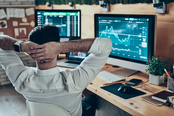 Rückansicht Eines Jungen Mannes Offizieller Kleidung Der Büro Die Hand — Stockfoto