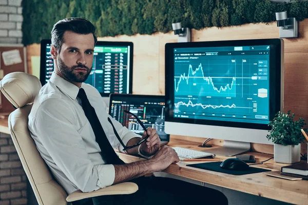 Schöner Junger Moderner Mann Formeller Kleidung Der Büro Die Kamera — Stockfoto