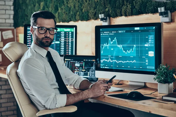 Seriöser Junger Moderner Mann Formeller Kleidung Mit Smartphone Und Kamera — Stockfoto