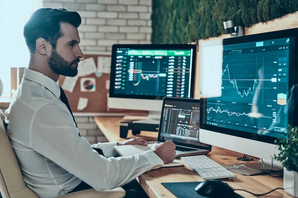 Konzentrierter Junger Moderner Mann Formaler Kleidung Der Büro Mit Computern — Stockfoto