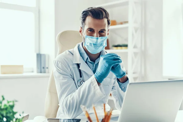 Hombre Joven Con Bata Laboratorio Blanca Máscara Protectora Mirando Cámara —  Fotos de Stock