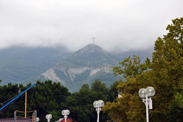 Deniz kenarındaki bulutlarda dağlar