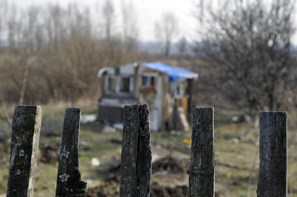 Banliyö bölgesinde çit var.
