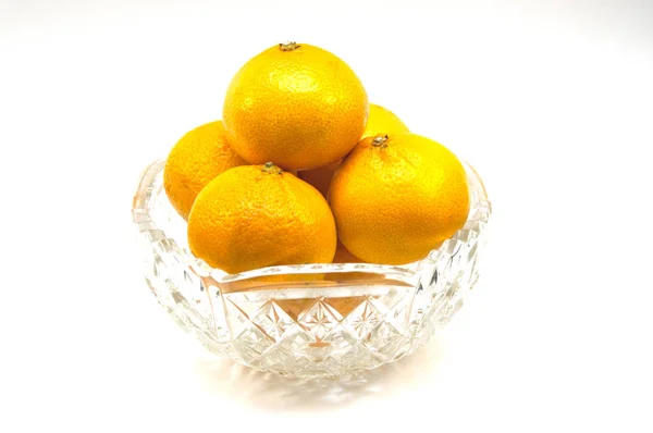 Rusya 'da yeni yılın beyaz arkaplan sembolündeki vazoda mandalinalar