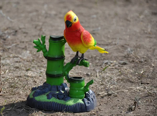 Süslü bir dalda papağan.