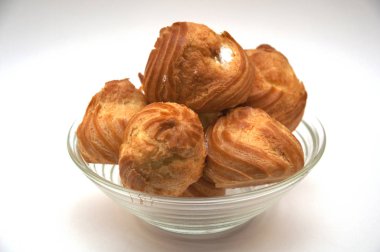 Çay için beyaz arka planda vazoda muhallebi kekleri.