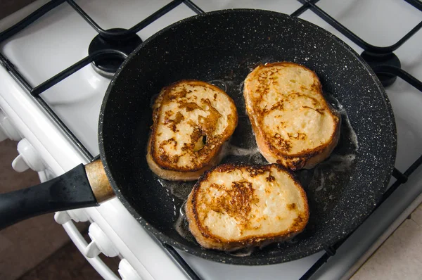 Rus usulü tavada yumurta ile kızartılmış ekmek. Lezzetli ve lezzetli.