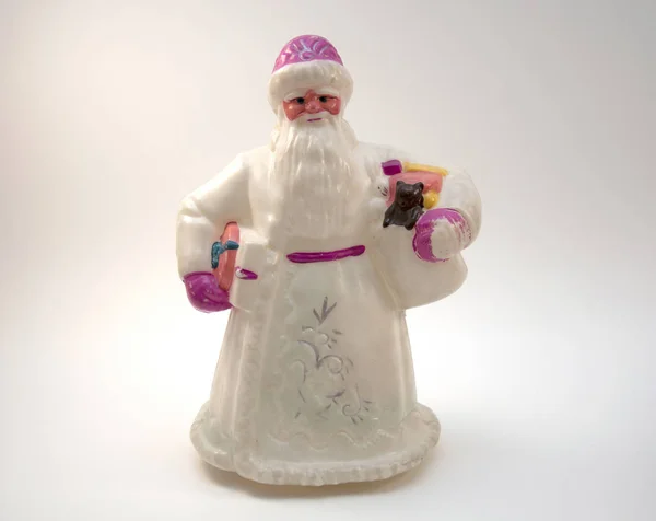 Beyaz arka plandaki Noel Baba Rusya 'da yeni yıl kutlamalarının eski bir sembolüdür.