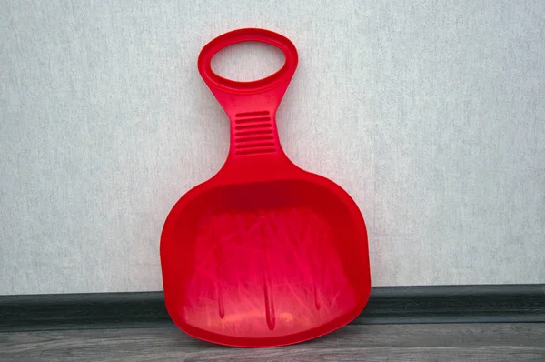 Çocuklar için kırmızı slaytlı kayak tahtası