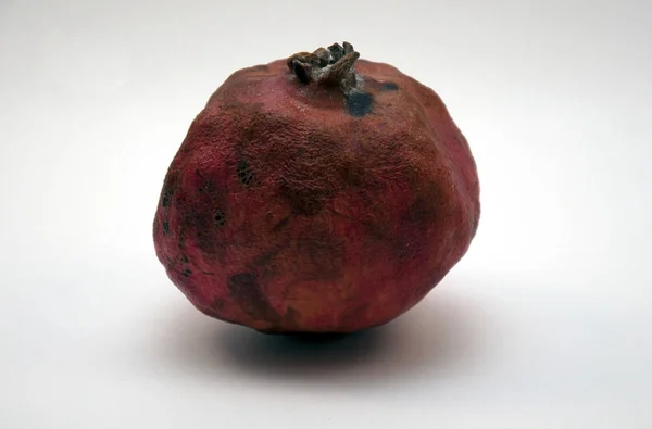 Beyaz arkaplanda tatlı kırmızı nar