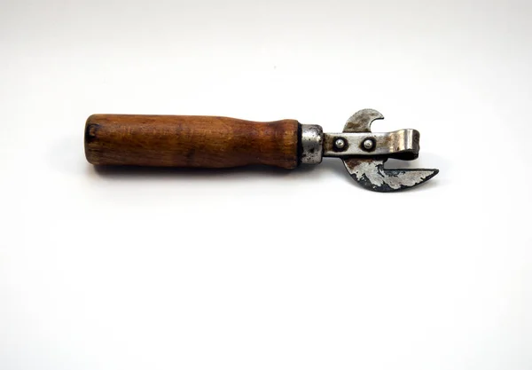 Şişeleri suyla açma konusu.