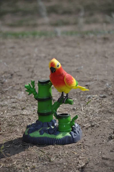 Bir figür üzerinde papağan dekoratif ve porselen