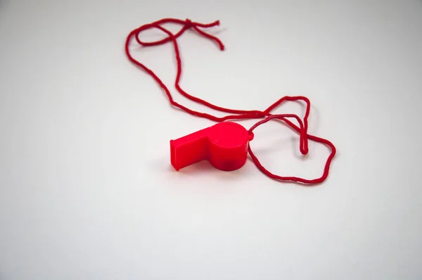 Çocuk oyunu için kırmızı bir iple ıslık çal