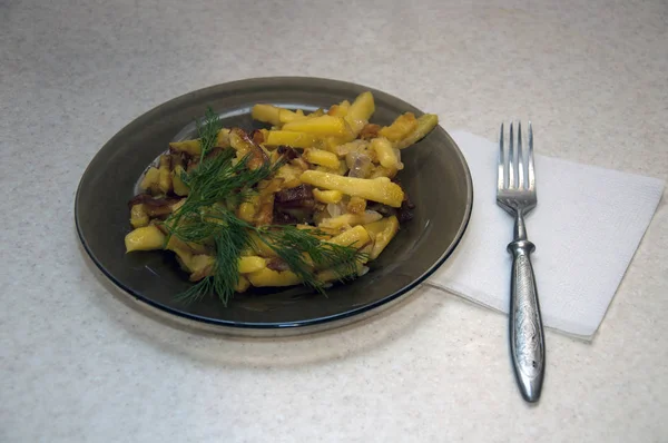 Yeşil dereotlu kızarmış patates. Lezzetli kızarmış.