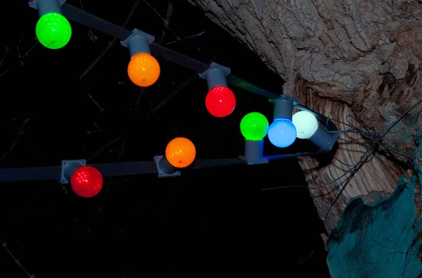 Tatil için çelenk üzerinde çok renkli fenerler.