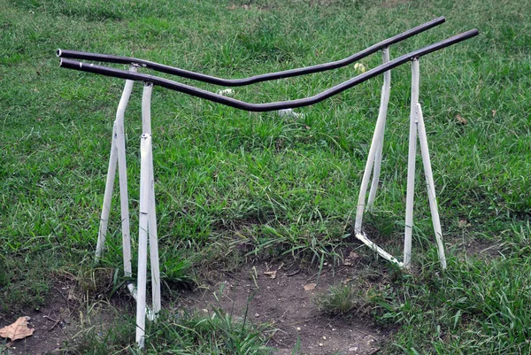 Bahçedeki spor için alışılmadık şekilli yatay çubuk