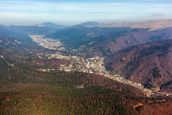 Αεροφωτογραφία Της Κοιλάδας Σπίτια Στα Βουνά Την Εποχή Του Φθινοπώρου — Φωτογραφία Αρχείου