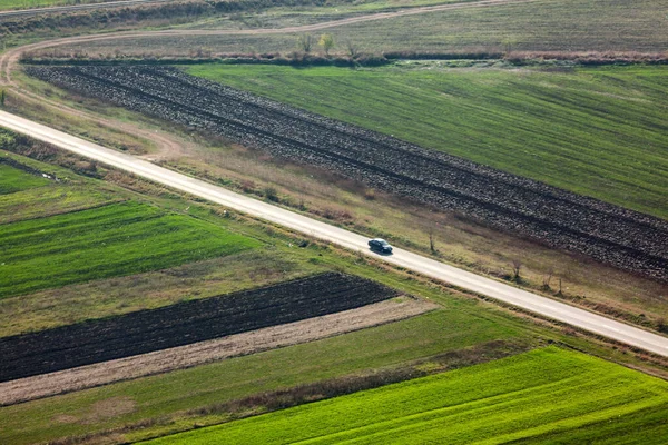 Güzel Manzaralı Issız Bir Caddede Araba Manzarası — Stok fotoğraf