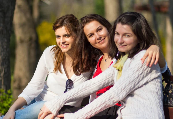 Seitenfoto Von Drei Glücklichen Frauen Die Die Kamera Schauen Und — Stockfoto