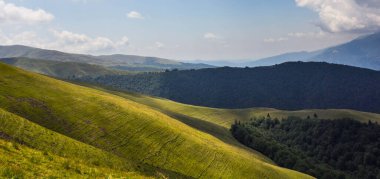 Güneşli bir günde dağların güzel manzarası 