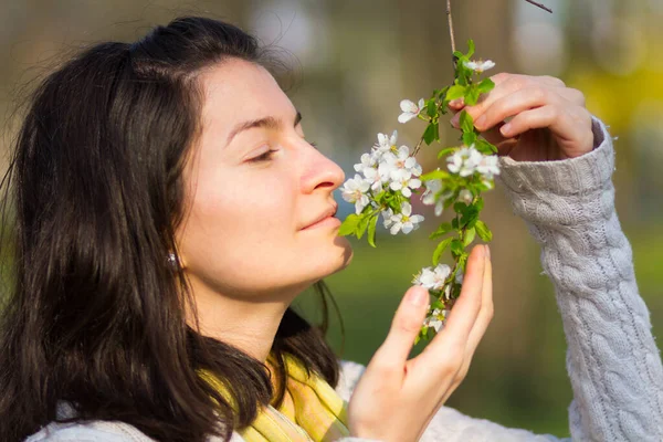 Perfil Joven Hermosa Mujer Oliendo Flores Blancas Primavera — Foto de Stock