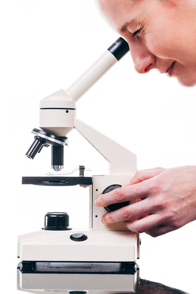 Giovane Ricercatore Microscopio Laboratorio — Foto Stock