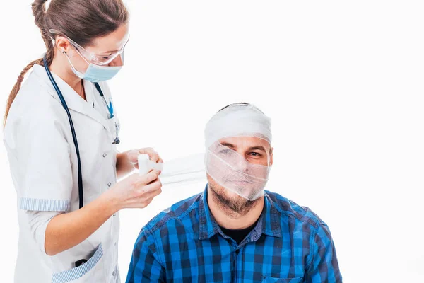 若い看護師が頭と顔の包帯をして — ストック写真