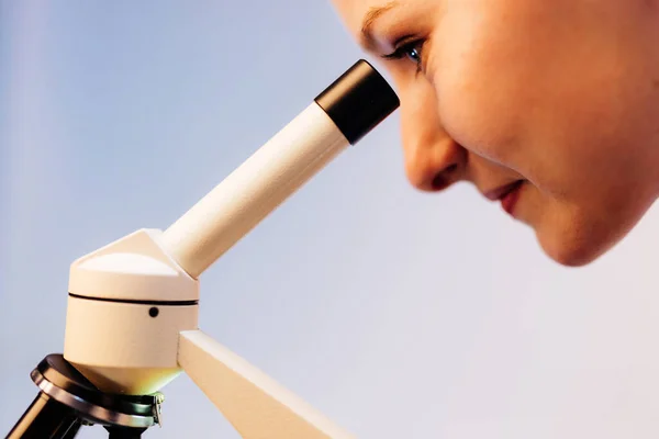 Profilo Una Donna Concentrata Che Lavora Con Microscopio Laboratorio — Foto Stock